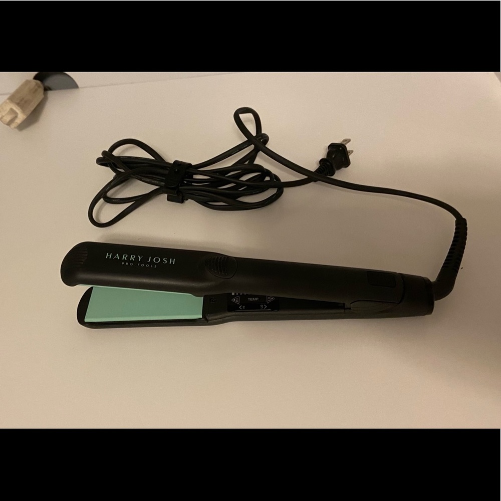 Harry Josh Pro Tools Ceramic Flat Iron 1.25”
